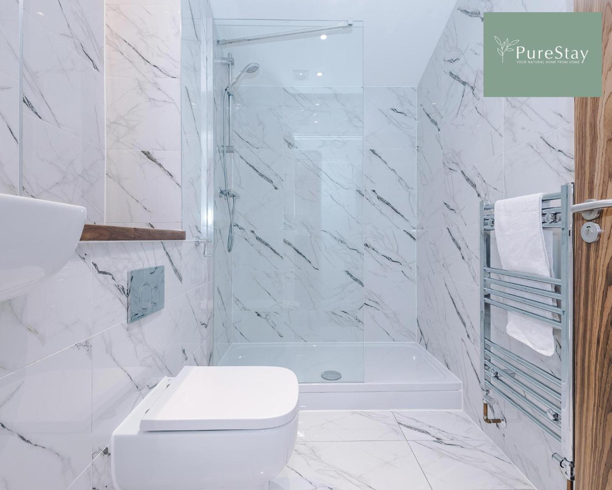 Stunning Five Bedroom Manchester House With Free Parking By Purestay Short Lets & Serviced Accommodation ภายนอก รูปภาพ