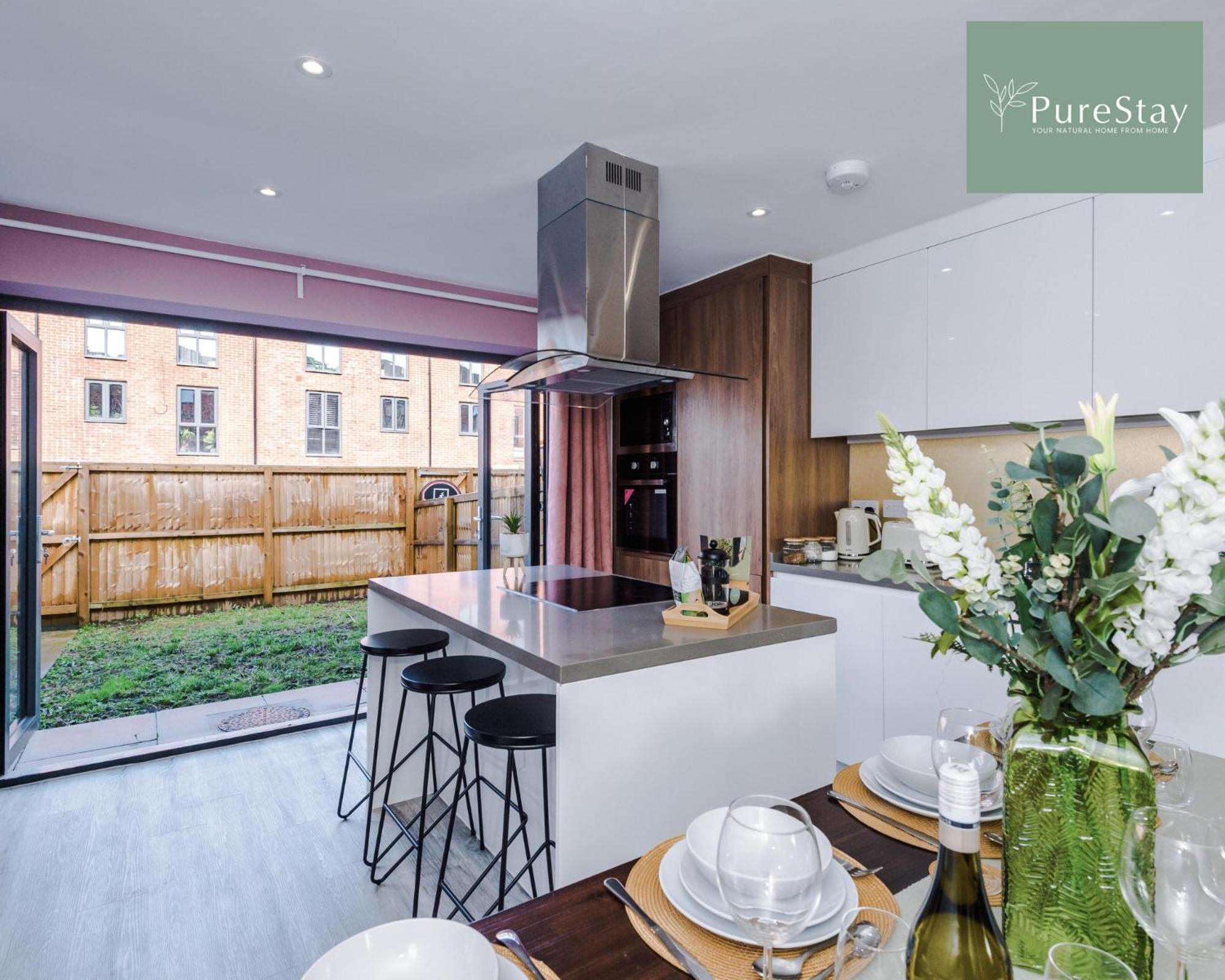 Stunning Five Bedroom Manchester House With Free Parking By Purestay Short Lets & Serviced Accommodation ภายนอก รูปภาพ